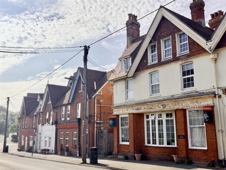 The Broadway, Totland